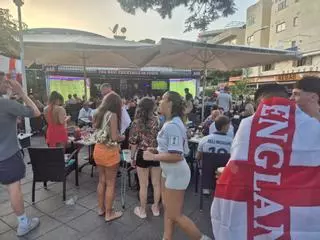 Aficionados ingleses se han concentrado en la zona de Magaluf (Calvià) para disfrutar del encuentro Argentina-Inglaterra.