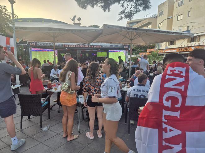 Aficionados ingleses se han concentrado en la zona de Magaluf (Calvià) para disfrutar del encuentro Argentina-Inglaterra.
