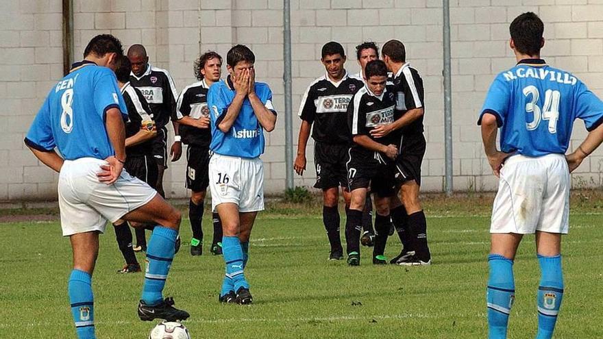 Geni, Amieva y Nacho Calvillo se lamentan tras recibir un gol del Levante en el último partido de la Liga 2002-2003, disputado el 28 de junio de 2003, ya con el Oviedo descendido, en el estadio Suárez Puerta de Avilés.