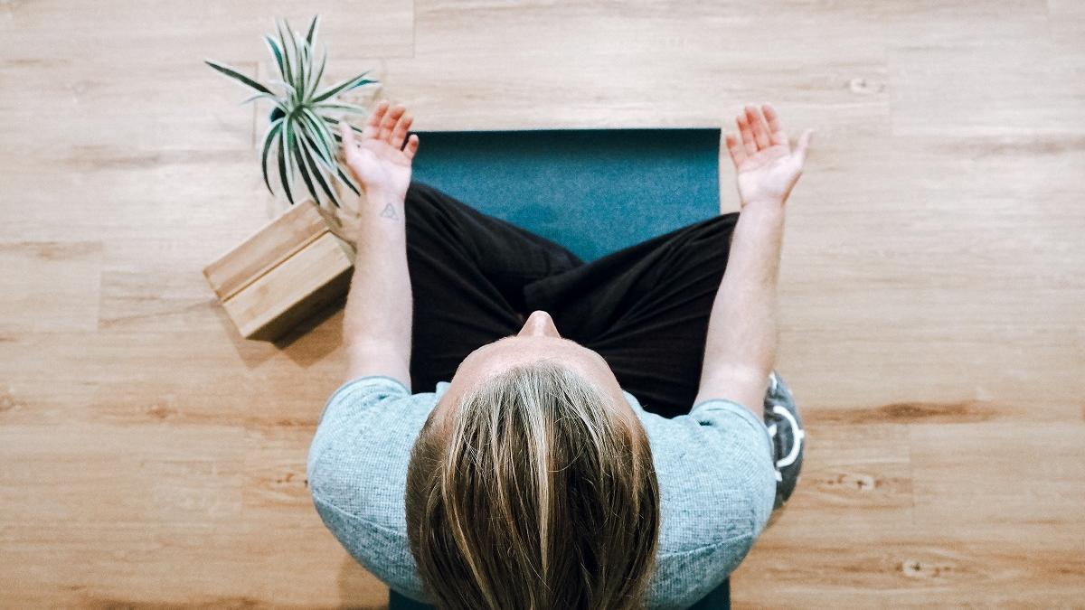 Las técnicas de meditación y relajación o hacer deporte ayudan a controlar el estrés laboral.