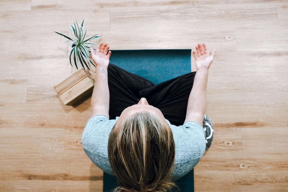 Las técnicas de meditación y relajación o hacer deporte ayudan a controlar el estrés laboral.