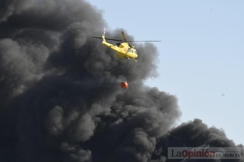 Imponentes llamas devoran una nave en Santomera