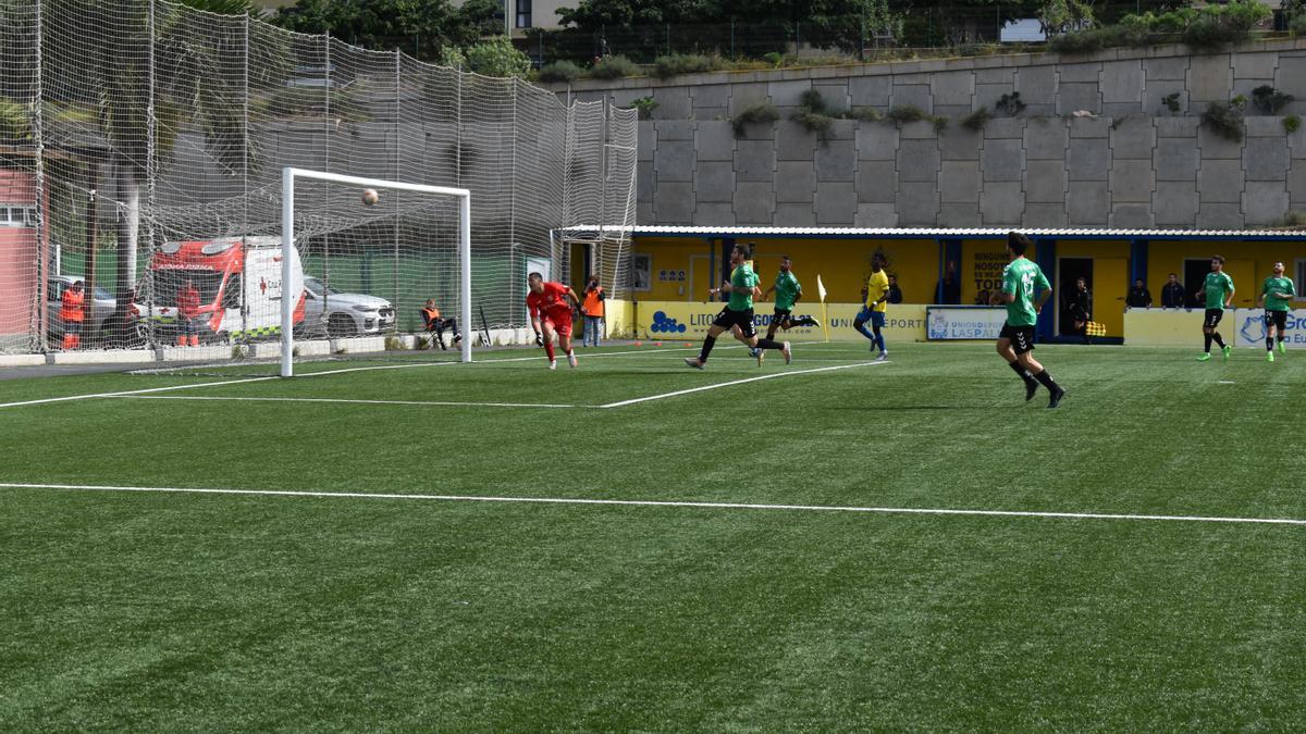 Momento en el que el balón de Pau Ferrer atraviesa la portería en el primer gol de Las Palmas Atlético.