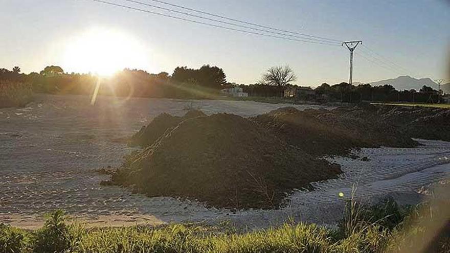 ImÃ¡genes tomadas por los denunciantes del momento en el que se depositan los residuos cerca de s&#039;Albufera.