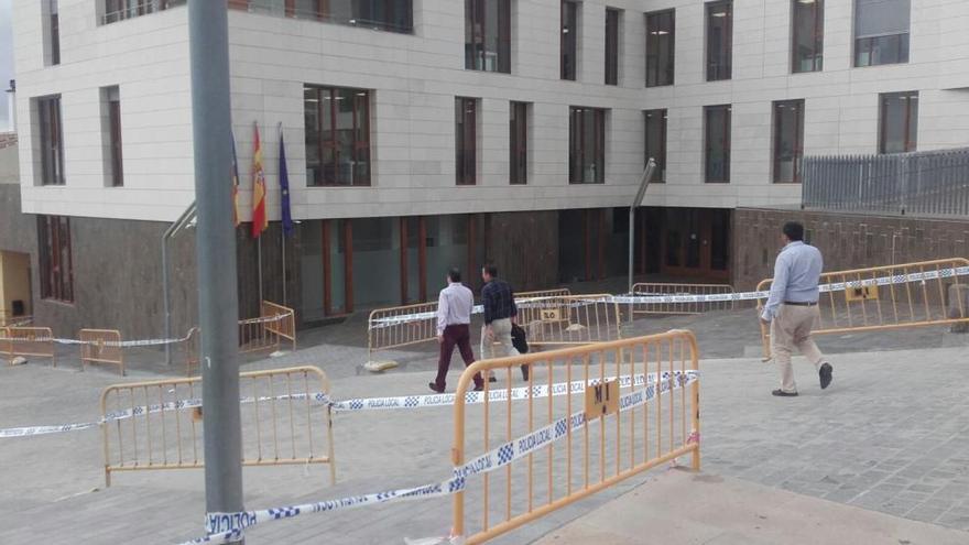 Las escaleras precintadas en el Ayuntamiento de Xàbia.