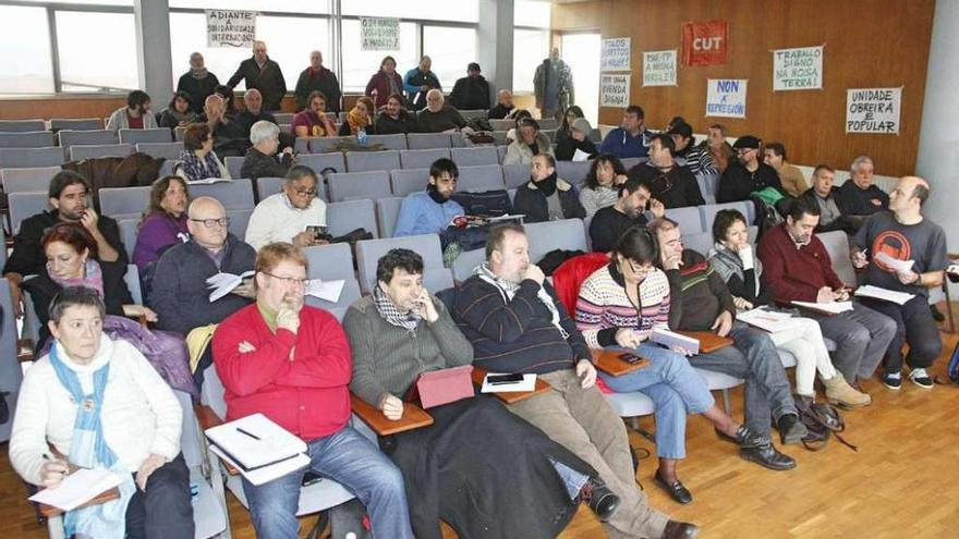 Más de medio centenar de representantes de organizaciones participaron en la asamblea. // Santos Álvarez