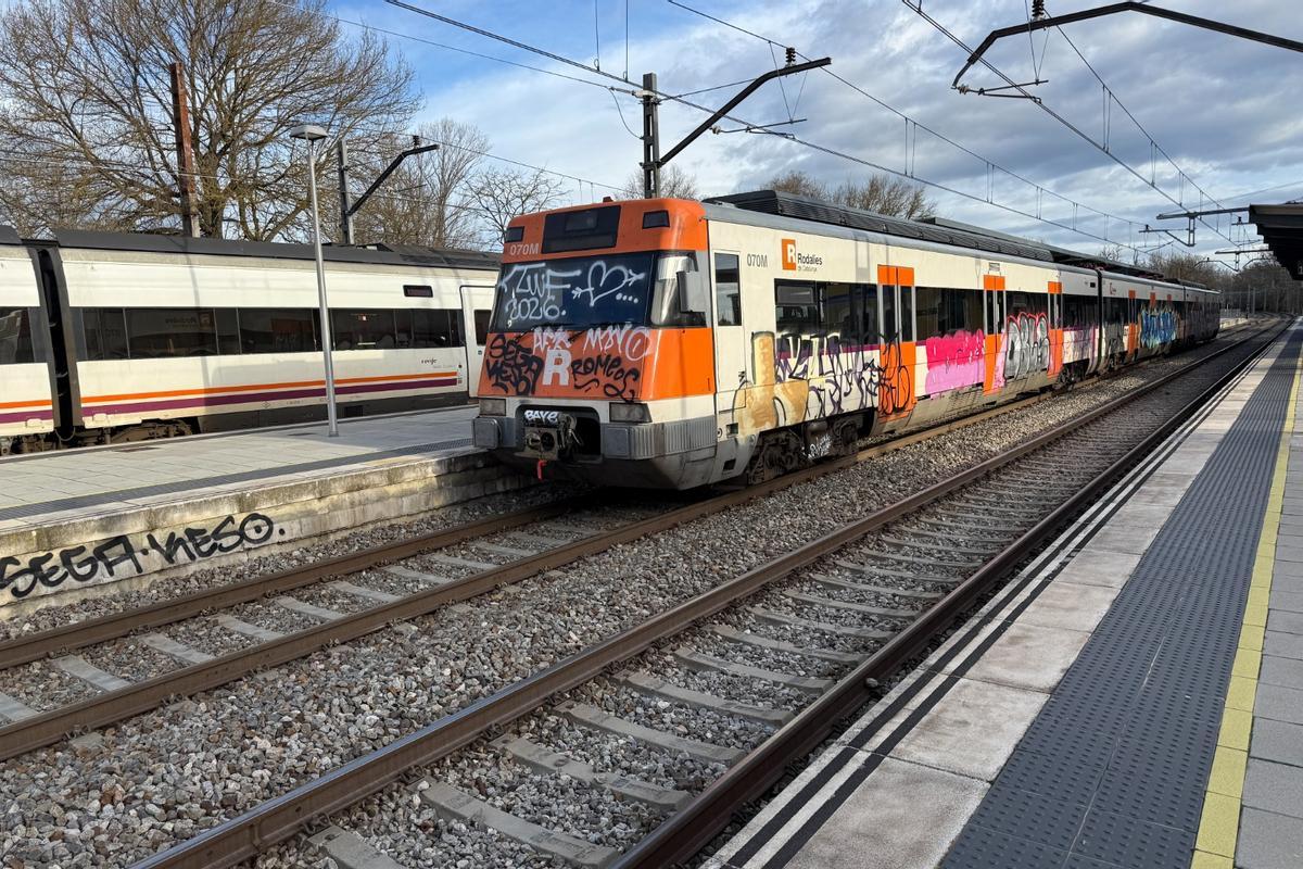 Un tren aturat a les vies a l'estació de Caldes de Malavella