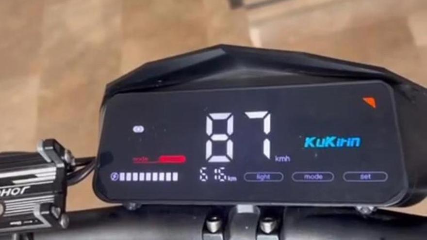 Un menor circula a 87 km/h con su patinete y embiste a un policía en Guardamar del Segura