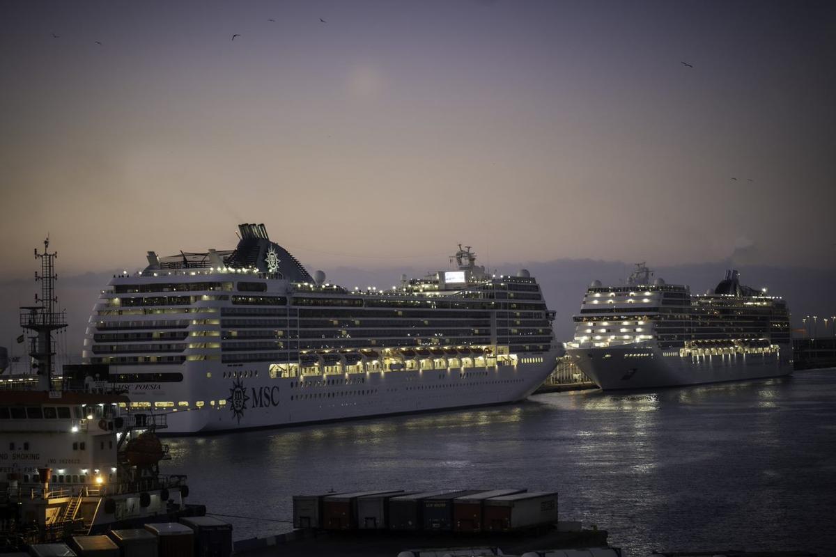 MSC Poesia y MSC Magnifica en el puerto de Barcelona a punto de comenzar la vuelta al mundo.