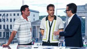 Hugh Jackman y Ryan Reynolds en el plató de deportes de RTVE