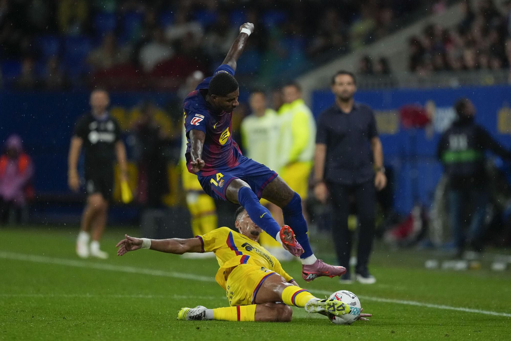 BARCELONA, 21/09/2025.- El delantero del Barcelona Marcus Rashford (arriba) lucha con Abdelkabir Abqar, del Getafe, durante el partido de la jornada 5 de LaLiga EA Sports que disputan FC Barcelona y Getafe CF este domingo en el Estadi Johan Cruyff. EFE/Alejandro García