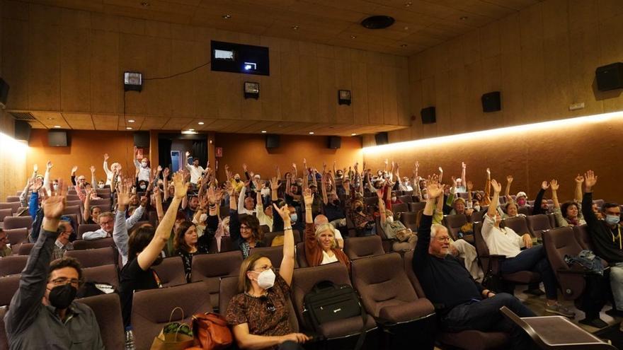 Die Mitglieder des CineCiutat bei der Abstimmung zur Weiterführung des Programmkinos.