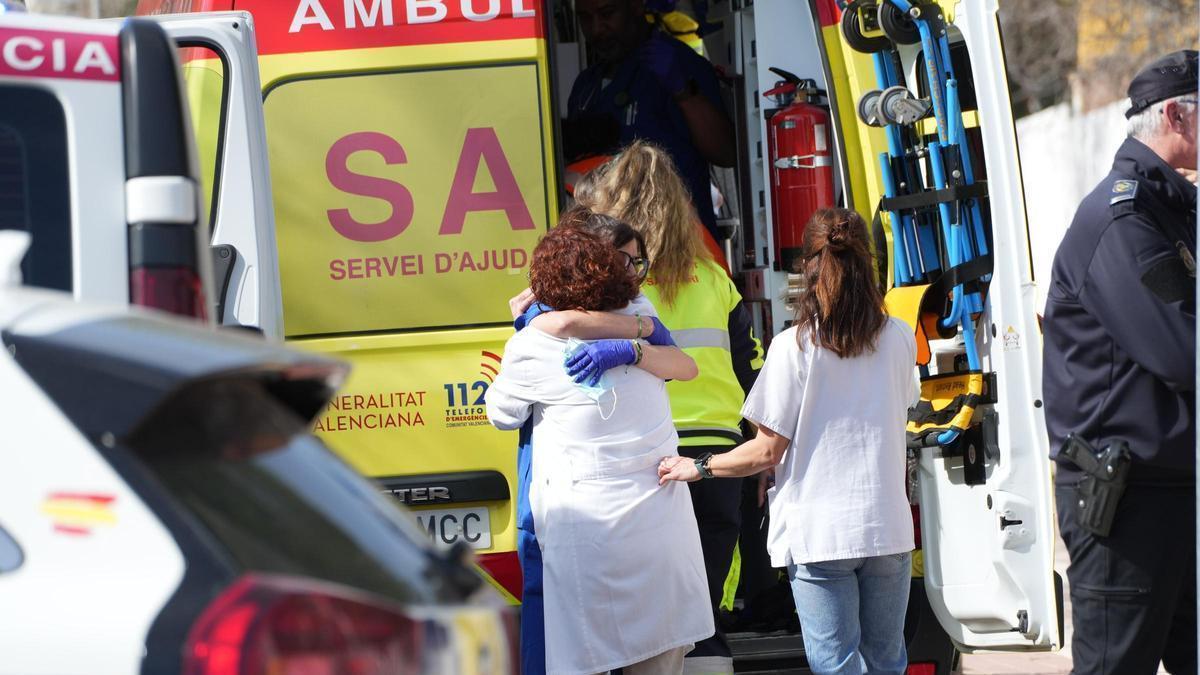 Traslado en ambulancia de la víctima de violencia machista de Benicàssim