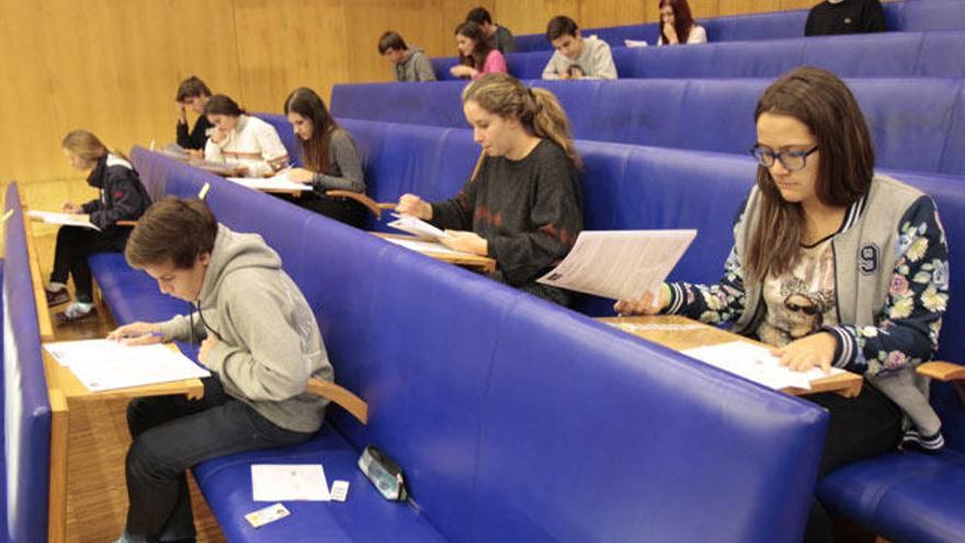 Alumnos examinándose esta mañana en el CUVI // J. Lores