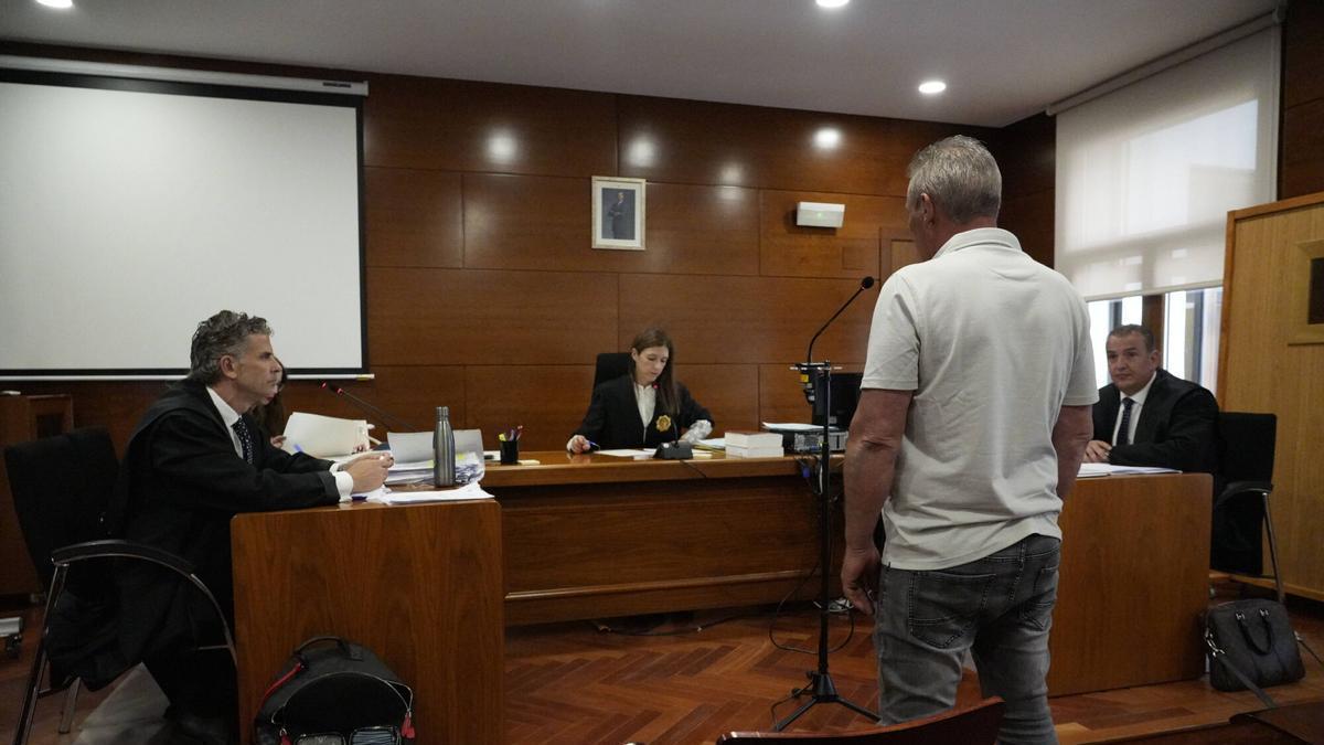 Miguel Ángel Martín Anero (izquierda) y Elías Carcedo (derecha), abogados de acusación y defensa en el jucio contra Pedro Gago (centro) por la muerte de Arancha Corcero, devorada por los perros del ganadero