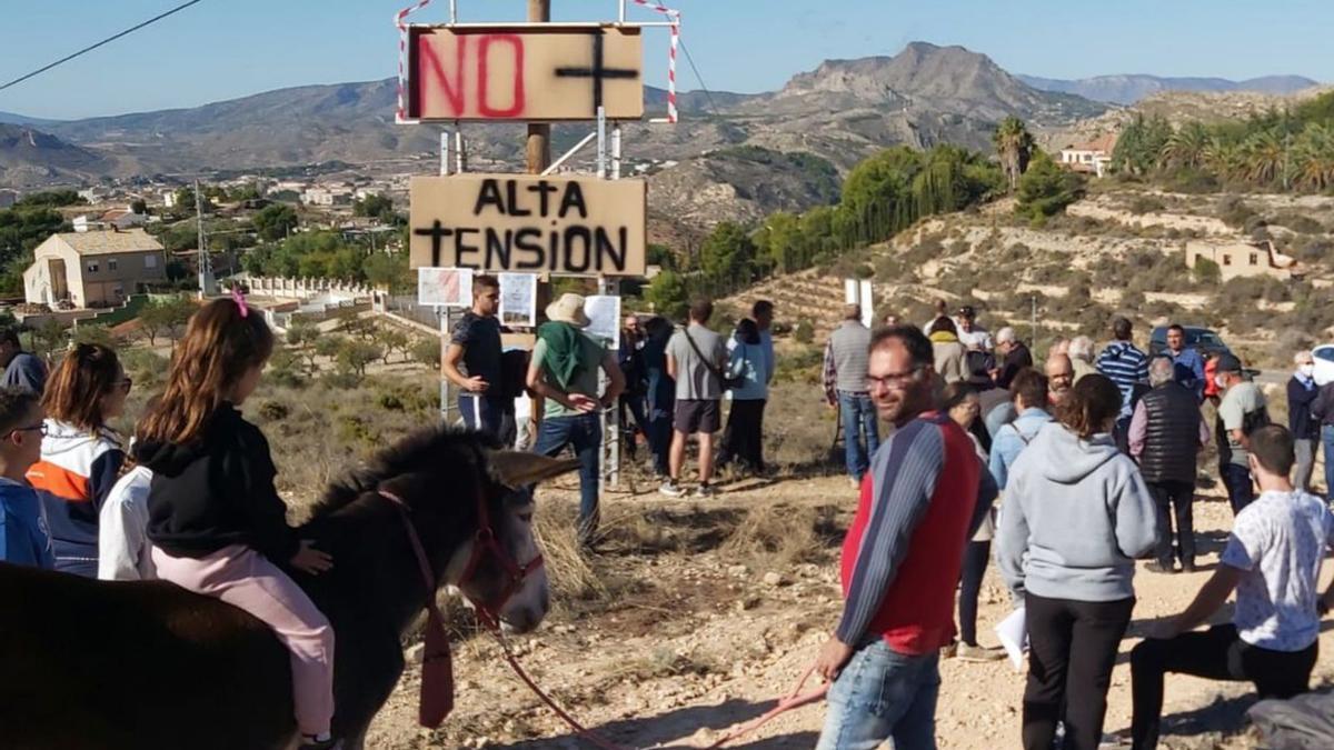 La primera concentración de protesta de la plataforma No más alta tensión en la sierra del Caballo, enclave que se aprecia en la segunda imagen junto al Arenal de Petrer. | ÁXEL ÁLVAREZ