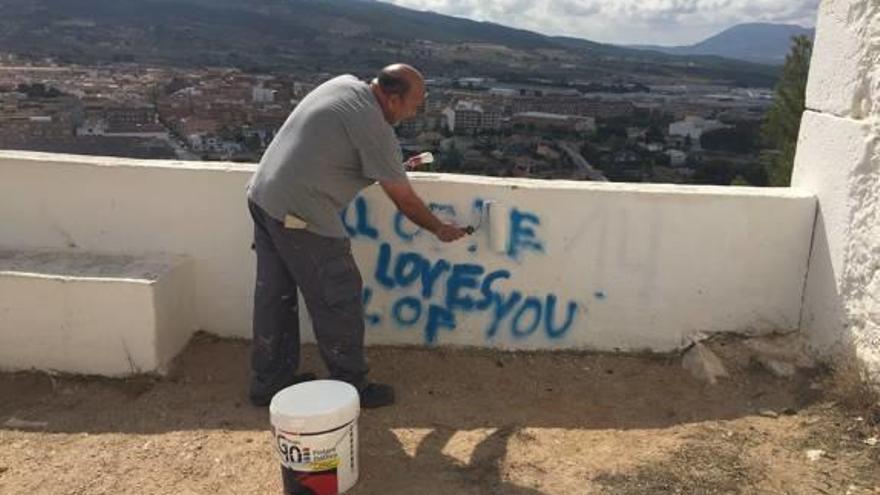 Ibi repara los destrozos causados por el vandalismo en la ermita de San Miguel