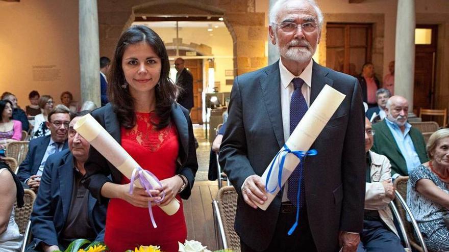 Juan Pedro Aparicio y Celia Corral, ayer, tras recibir sus premios en el Museo Casa Natal de Jovellanos.