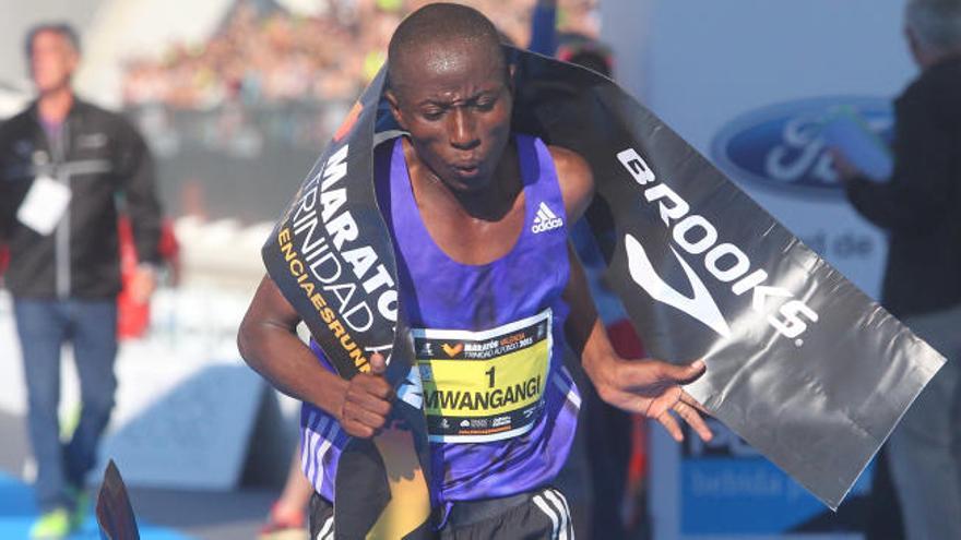 Mwangangi pulveriza el récord del Maratón