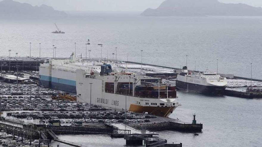 Tres buques atracados ayer en la terminal de vehículos de Bouzas. // José Lores