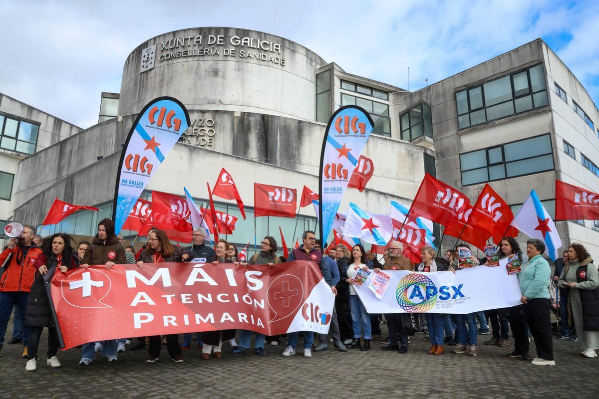 Concentración delante del Sergas de los médicos y representantes de la CIG por la huelga de Primaria.