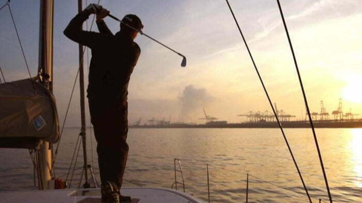Golf al atardecer en un catamarán.