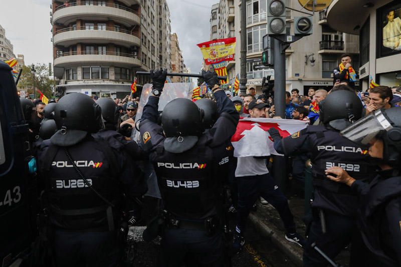 9 d'Octubre: Tensión en las manifestaciones en el centro de València