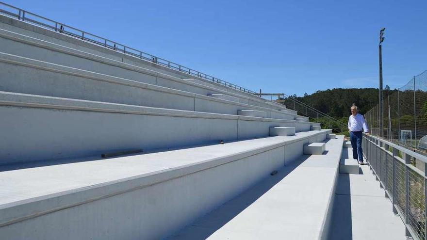 El alcalde, ayer, en las gradas del campo de As Corticeiras. // Fdv