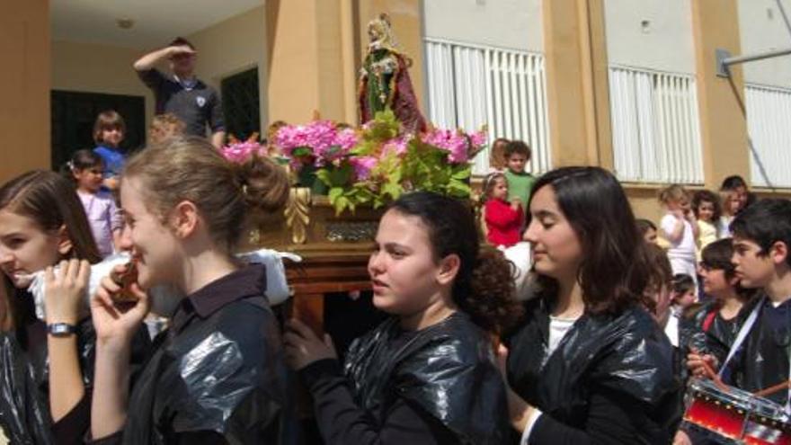 En la procesión participa la mayoría de alumnos.