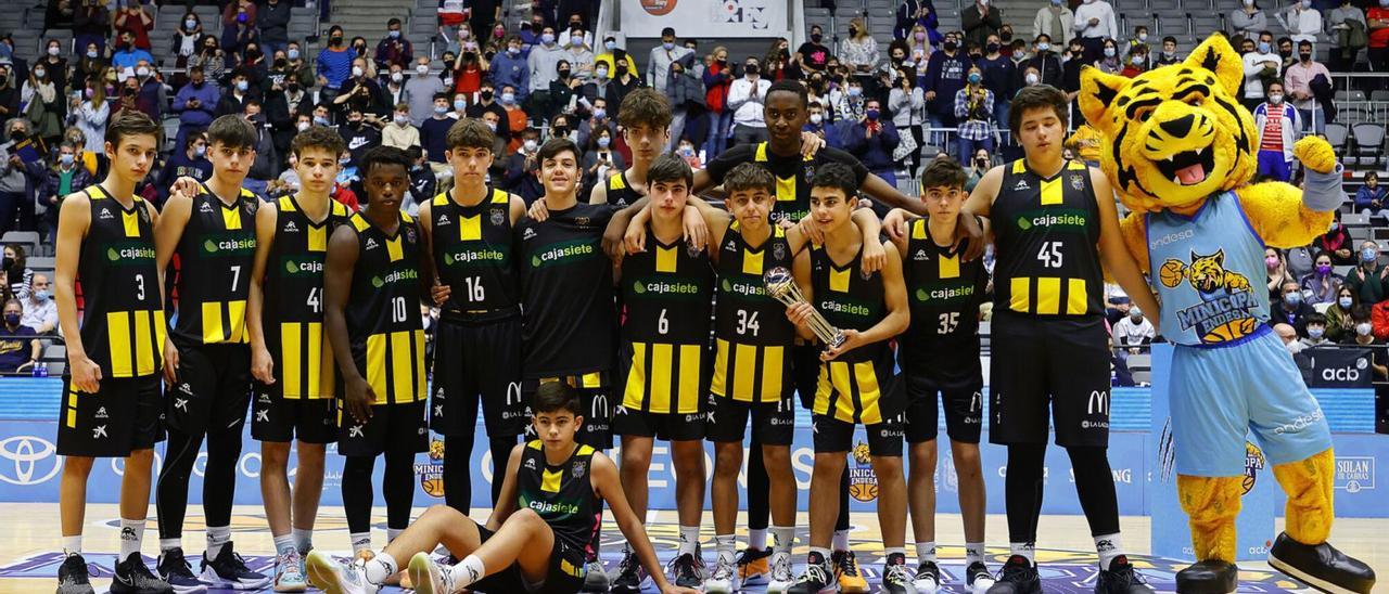 Los jugadores del Cajasiete Canarias posan con su trofeo de subcampeones en la Minicopa Endesa. | | ACB PHOTO