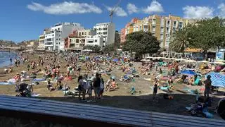 Las playas de Tenerife siguen triunfando en Semana Santa, a pesar de las alertas