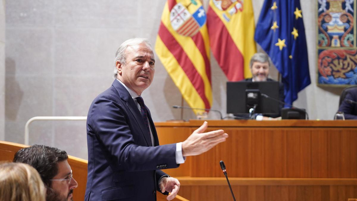 El presidente de Aragón, Jorge Azcón, en el pleno de este viernes.