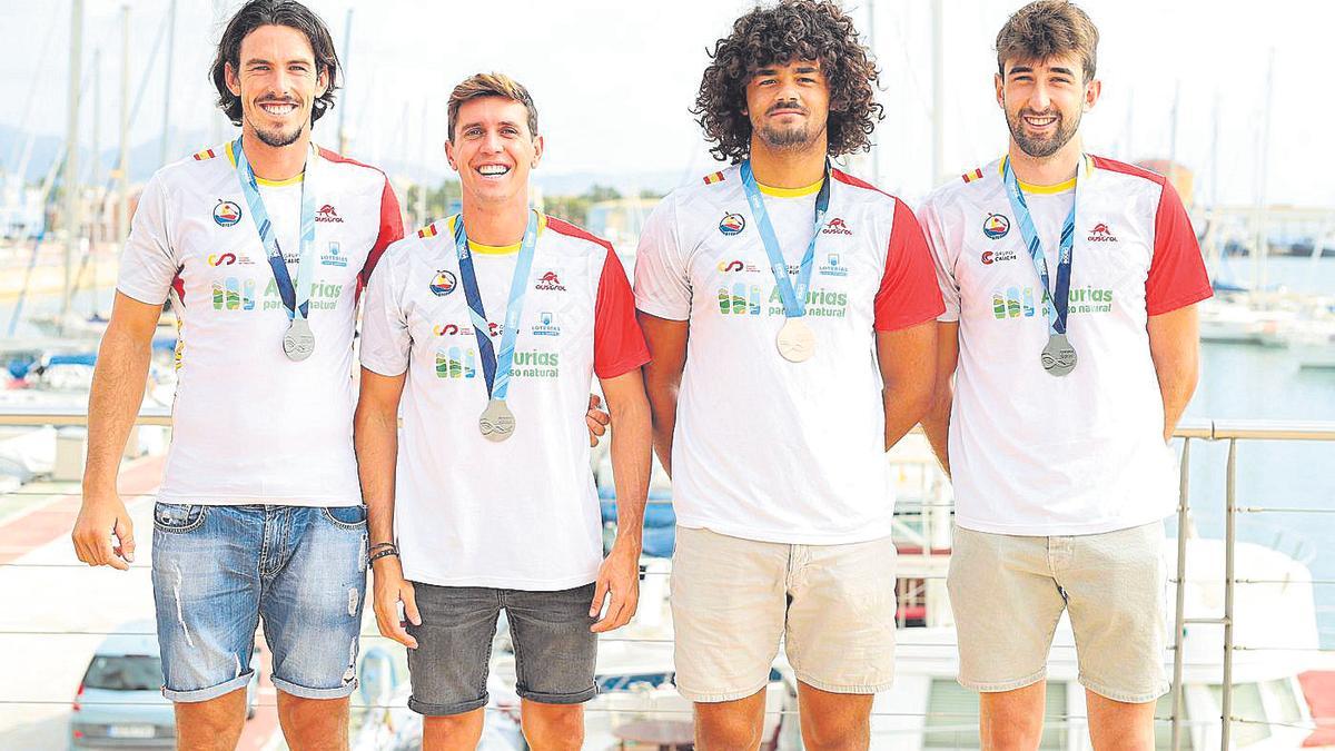 Del RC Náutico 8 Alejandro Valls (i), Sergio Corbella, Pablo García y Javier Arego, con sus medallas del Mundial.