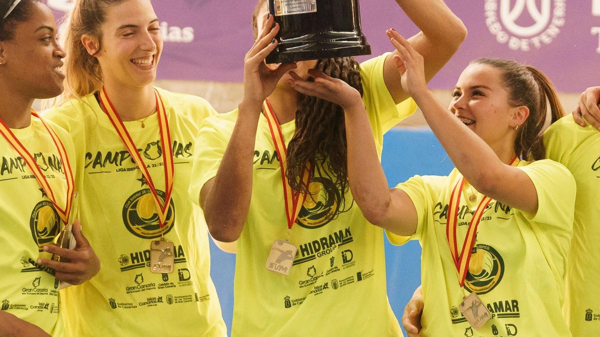 Las jugadoras del Hidramar Gran Canaria con las medallas de la liga masculina .