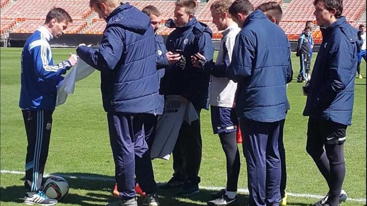 Messi aprovechó para firmar y hacerse fotos con los jugadores del DC United