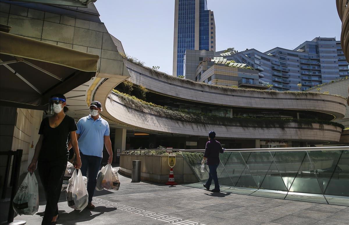 Los centros comerciales, peluquerías y salones de belleza volvieron a los negocios en Estambul por primera vez en siete semanas.