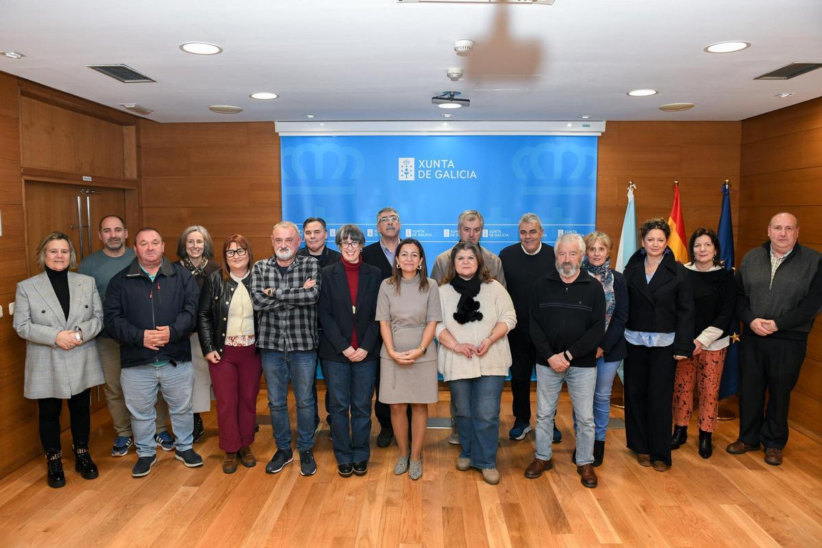 La conselleira do Mar, Marta Villaverde, en el centro de la imagen, con representantes de los GALP en la firma de las addendas de los convenios con estas entidades.