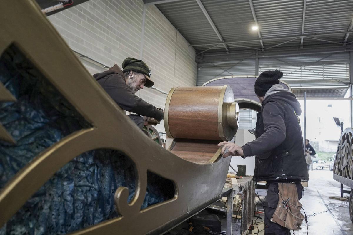 Així es fa el muntatge de les carrosses per a la Cavalcada de Reis de Manresa
