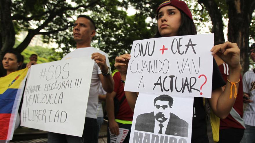 Venezolanos se manifiestan contra Maduro.