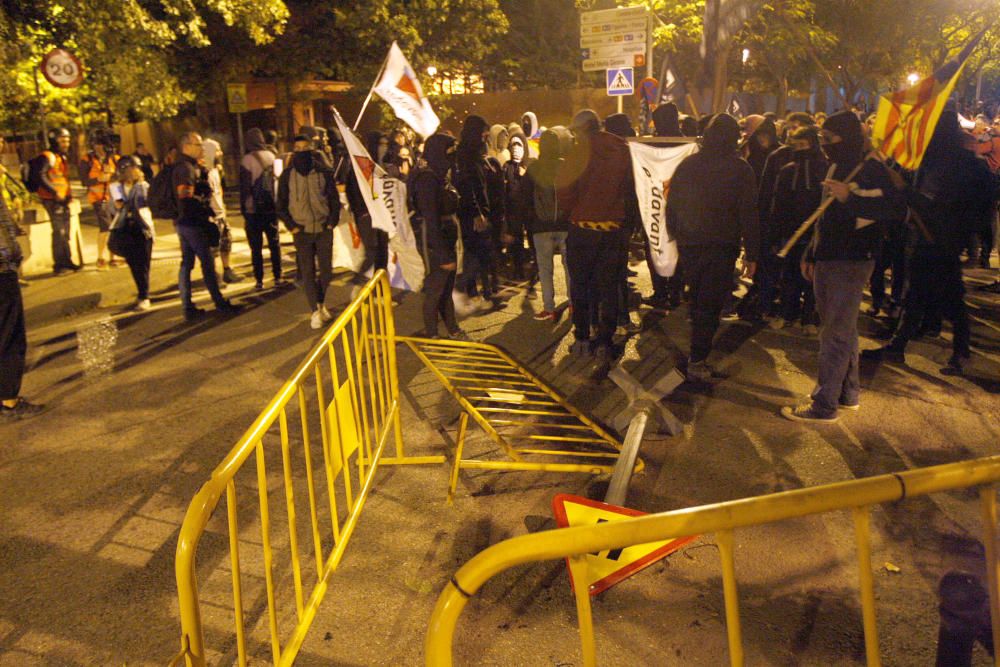 Protesta dels CDR a Girona en el marc de la vaga general