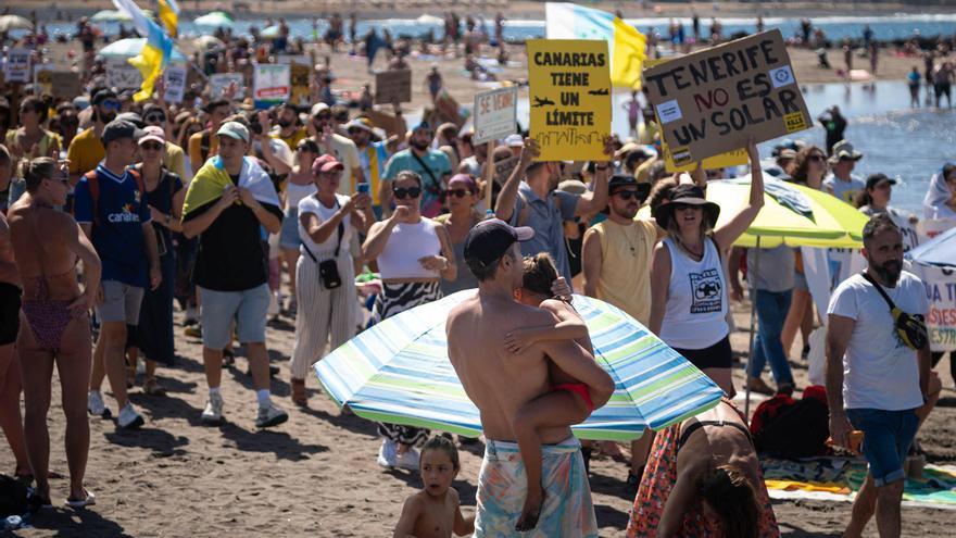 Los manifestantes del 20-O, ante la mirada de los turistas en Gran Canaria