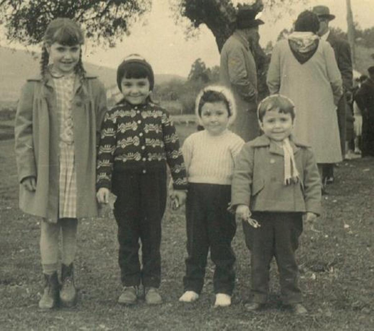 La protagonista de la muestra juntoa sus familiares.