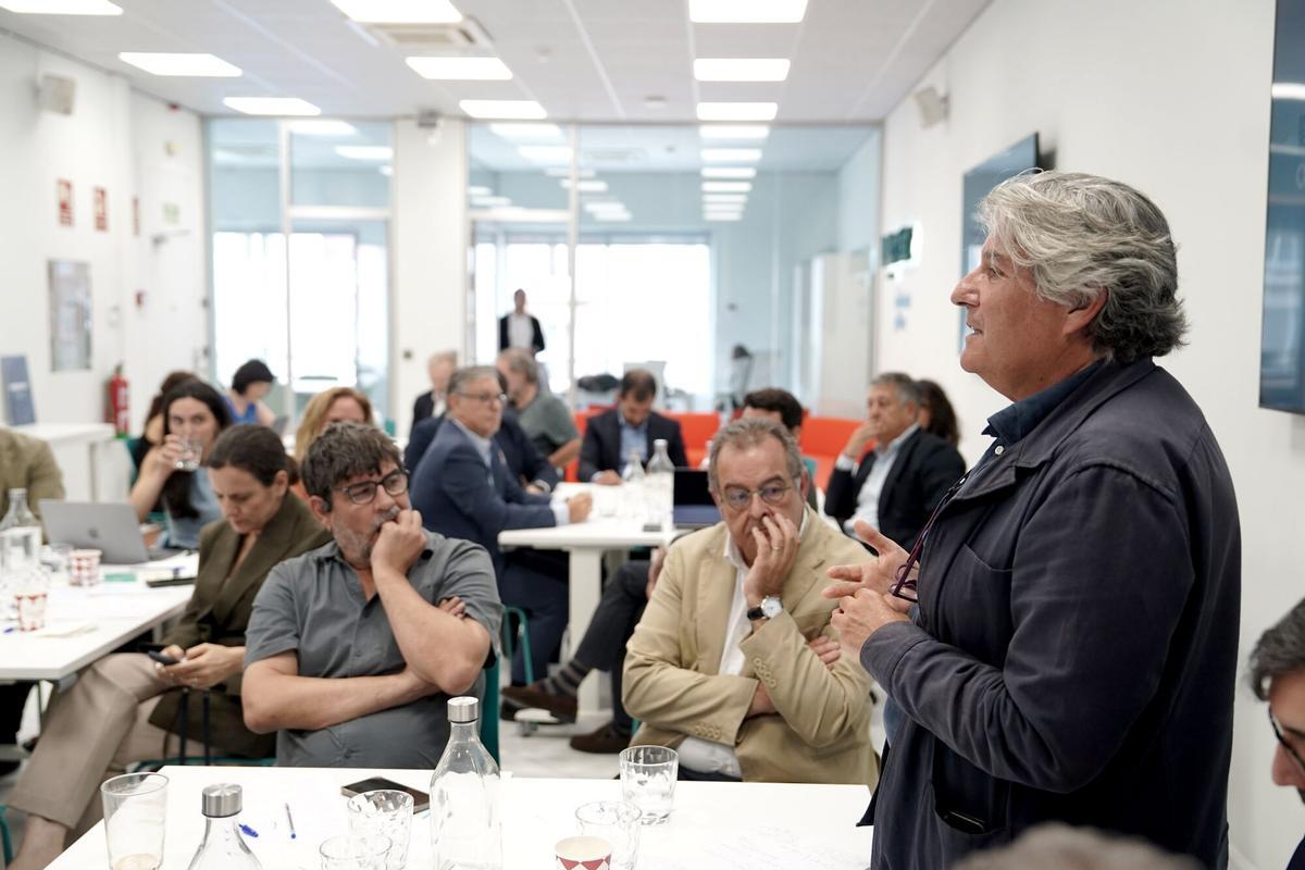 Mariano Benavente, subdirector general de Promoción de Vivienda y Arquitectura de la Comunidad de Madrid, explicando sus conclusiones del 'Observatorio Social de la Vivienda', con José Manuel Caballol, director general de Hogar Sí, y Albert Sáez, presidente del comité editorial de El Periódico y director general de Contenidos de Prensa Ibérica, al fondo