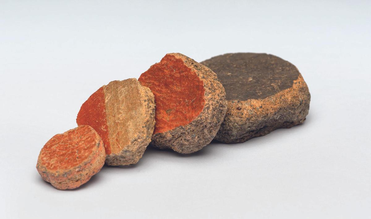 Piezas de losa con las que hugaban los antiguoos canarios.