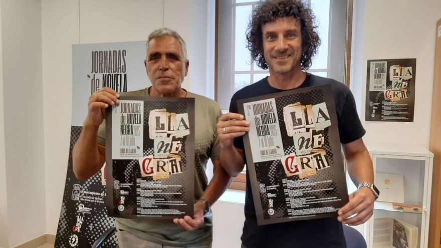 Por la izquierda, Alejandro M. Gallo y el concejal Iván Pérez, con los carteles de «Llanegra». | L. P.