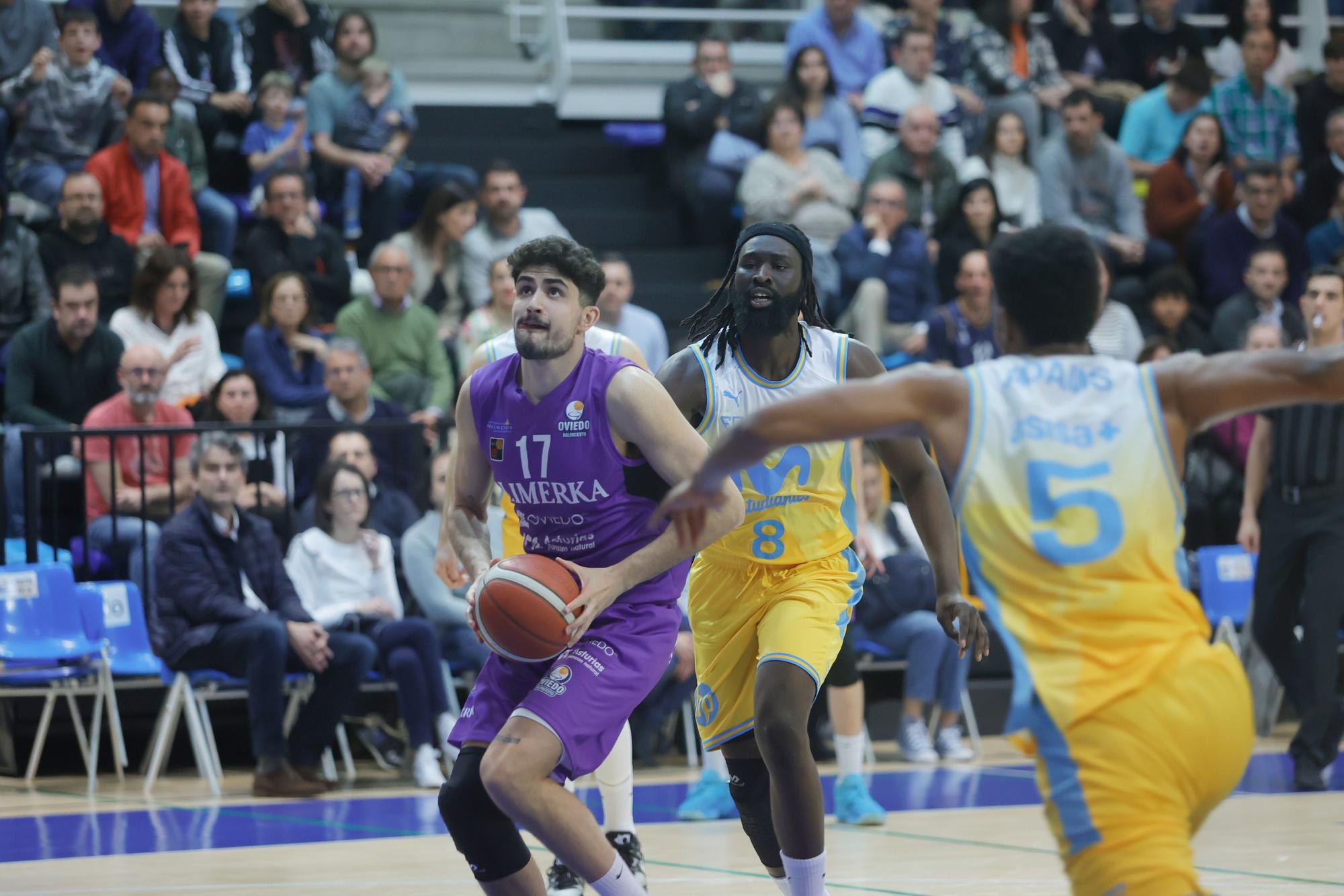 Día histórico en Pumarín: el Alimerka Oviedo gana (68-66) al Estudiantes y da un paso hacia la permanencia