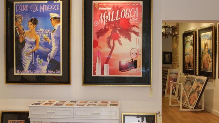 Reiseposter von Mallorca im Retro-Stil bietet die Galerie Stick No Bills in der Altstadt von Palma de Mallorca.