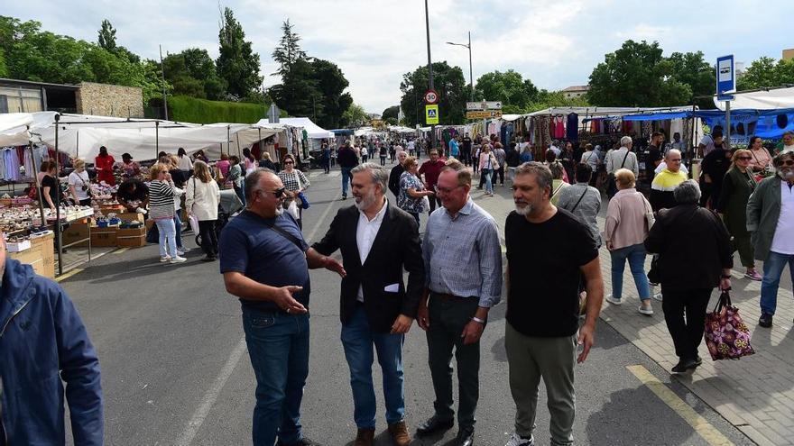 Luces y sombras, en el regreso del mercadillo de Plasencia a La Hispanidad