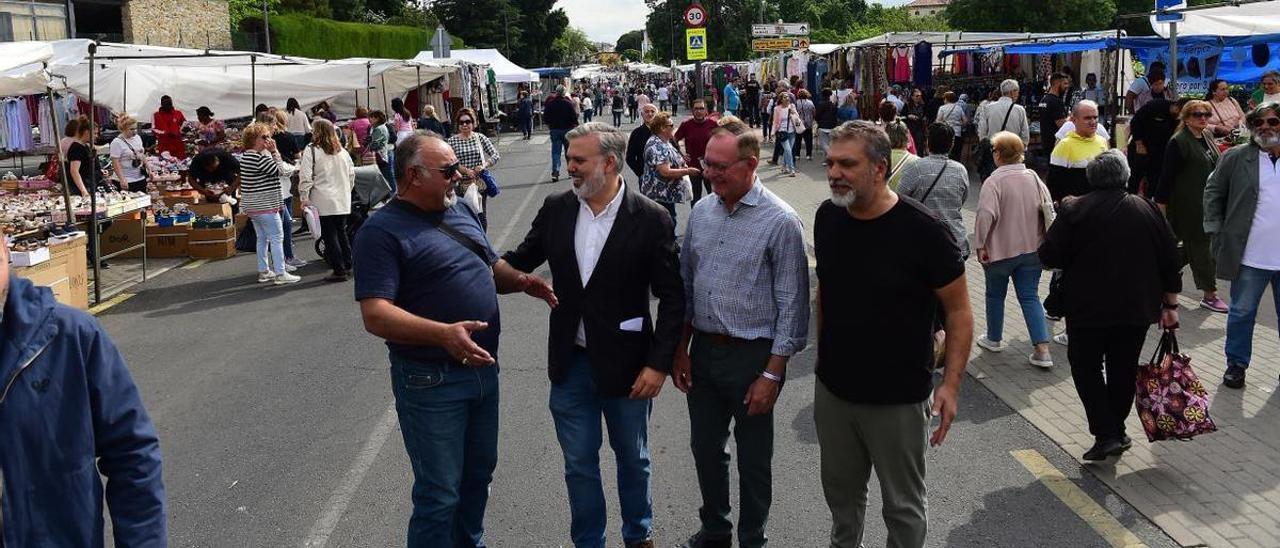 El alcalde de Plasencia, en el mercadillo, con el portavoz de los ambulantes.