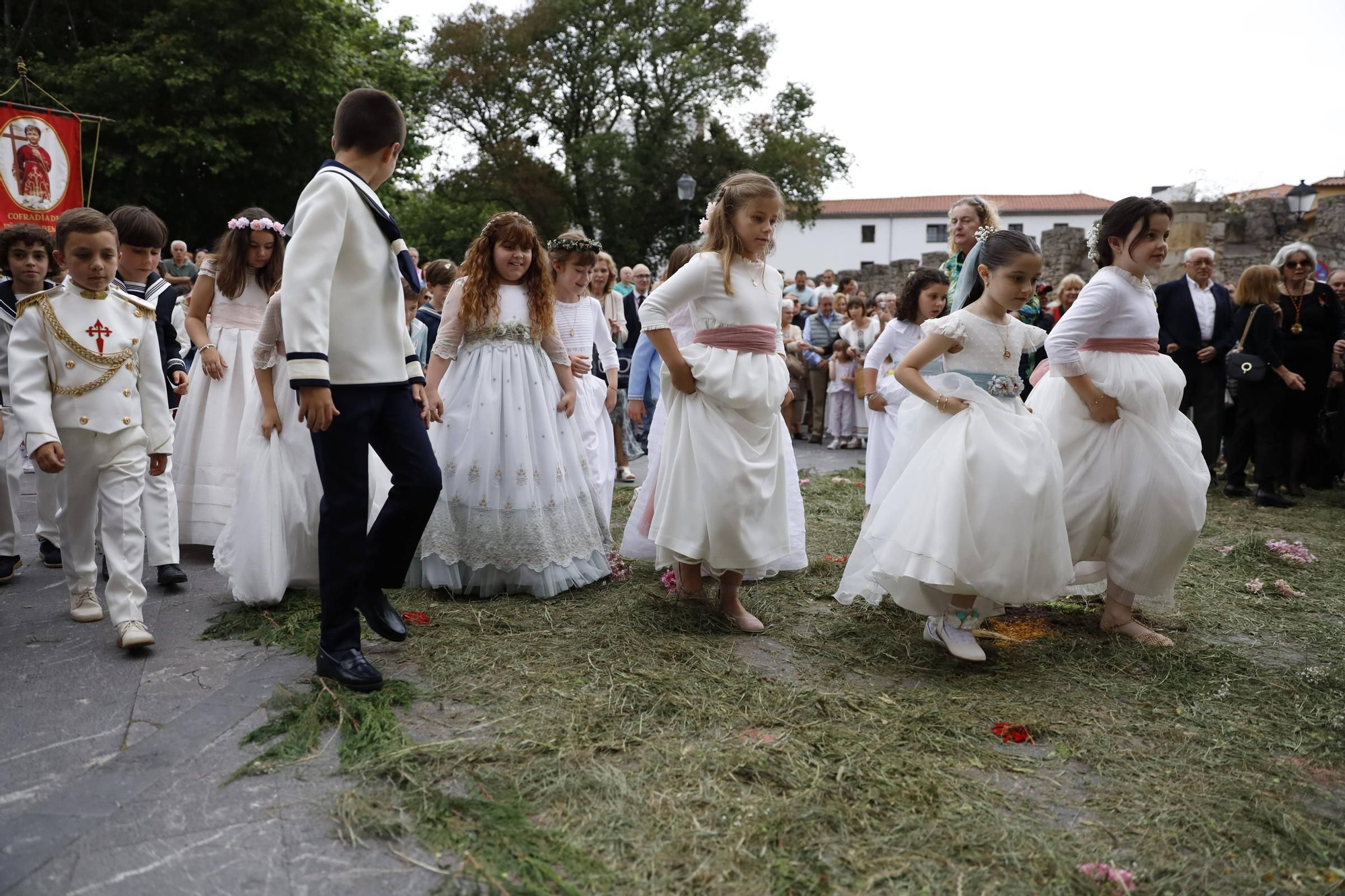 Pétalos, incienso, niños... así fue la procesión del Corpus Christi en Gijón (en imágenes)